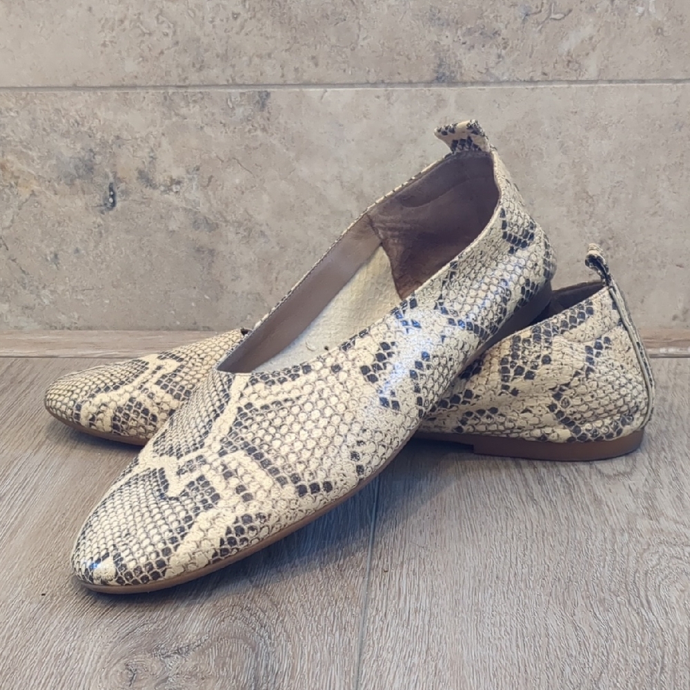 Everlane Italian Leather Cream and Black Snakeskin Day Glove Ballet Flats